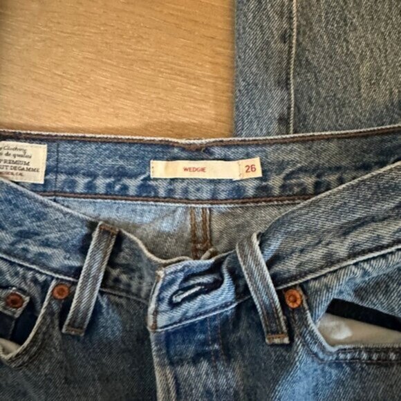 Levi’s Wedgie Fit Frayed Ankle Jeans – Medium Wash – Size 26 - Picture 3 of 6